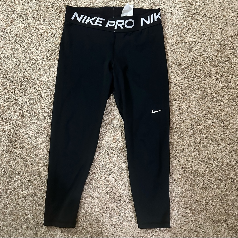Nike Pro Black Leggings-Crop